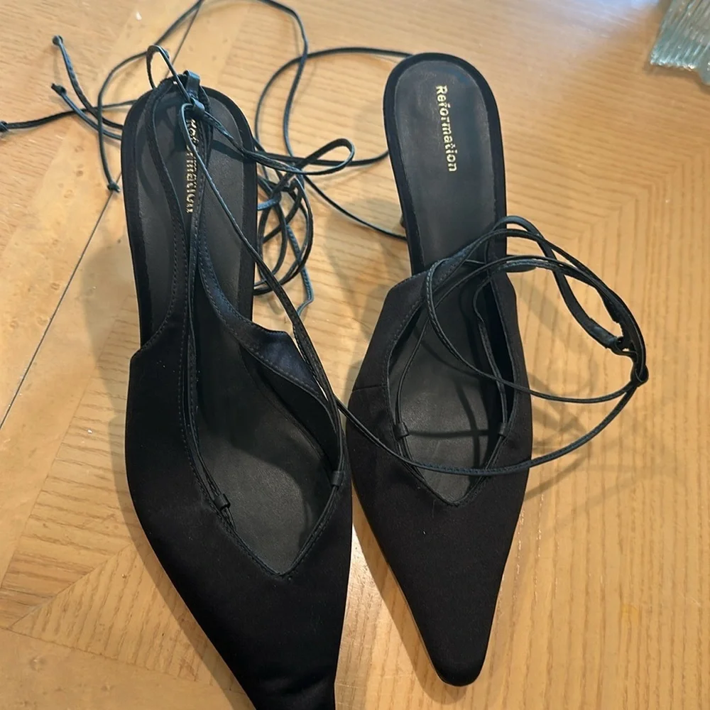 Reformation ‘Carmella’ Black Satin Slingback Strappy Kitten Heels Size 7